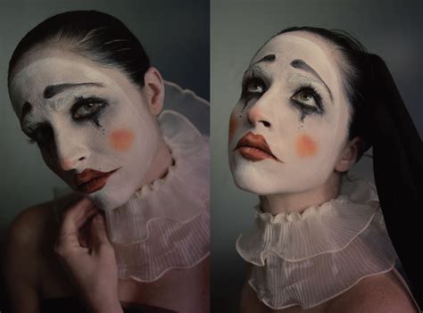 A montage of diverse clown makeup styles: a classic Auguste clown, a spooky Pennywise-inspired clown, and a vibrant Jester clown.