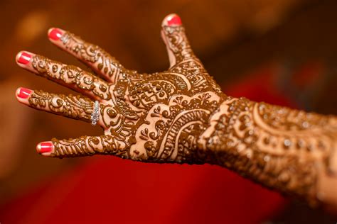 Infographic detailing the difference between natural and black henna and their potential risks
