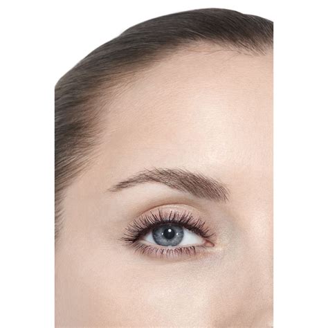 Close-up of lashes with one coat of Chanel Inimitable Waterproof Mascara, showing definition and fanned-out appearance.