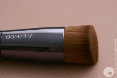 Side-by-side comparison of the Shiseido Perfect Foundation Brush and the Sigma F80 brush.