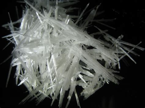 Close-up image of salicylic acid crystals or a graphic illustrating its pore-penetrating action.