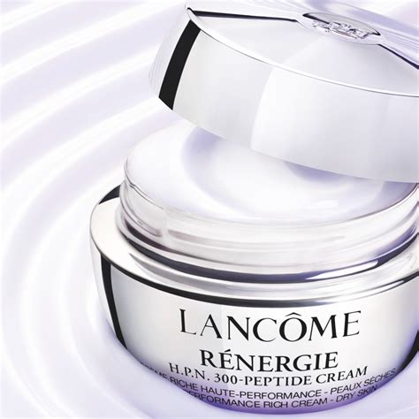 Infographic detailing the synergistic action of Hyaluronic Acid, Peptides, and Niacinamide in Lancôme Rénergie HPN 300 Peptide Cream.