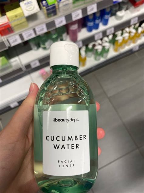 Illustration showing the process of making cucumber water for toner.