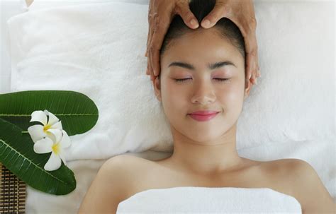 Infographic illustrating the key components of a Japanese head spa treatment: scalp analysis, deep cleansing, conditioning, massage, and aromatherapy.