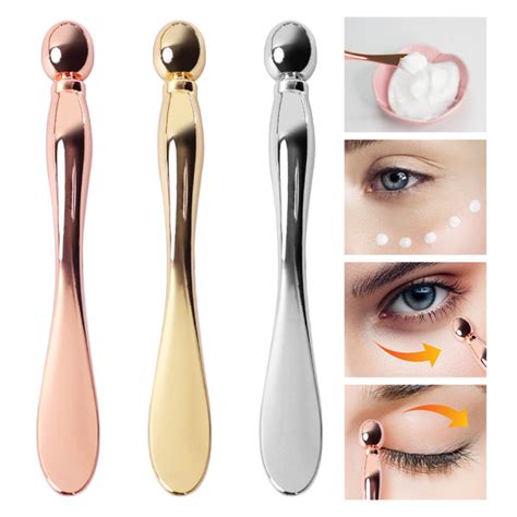 Illustration of a double-sided eye cream applicator and how to use it.