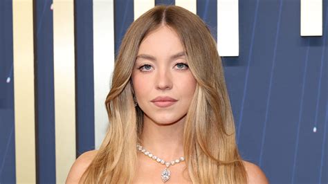 Close-up of Sydney Sweeney with honey blonde hair, highlighting the blend of warm tones.