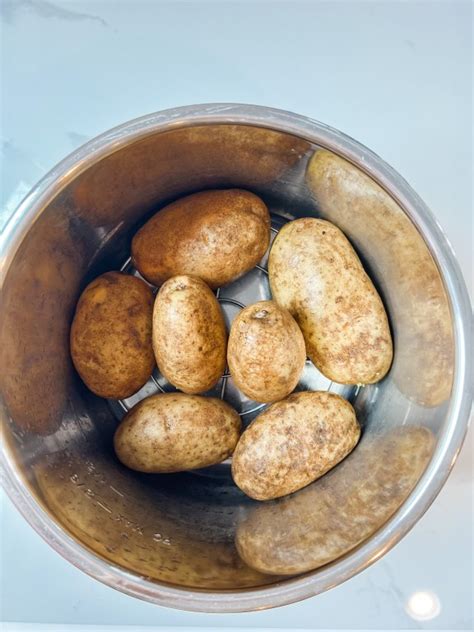 Diagram showing how to place potatoes in an Instant Pot liner with water.