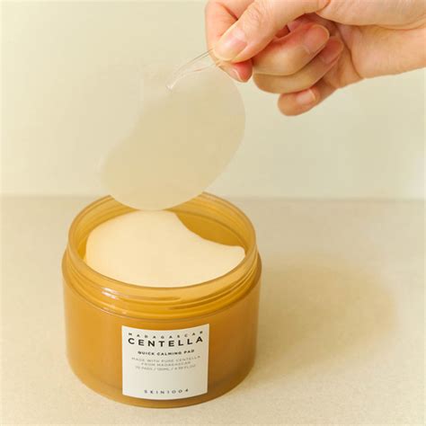 Photo of the SKIN1004 Madagascar Centella Quick Calming Pads jar, showcasing the tweezers and the texture of the pads.