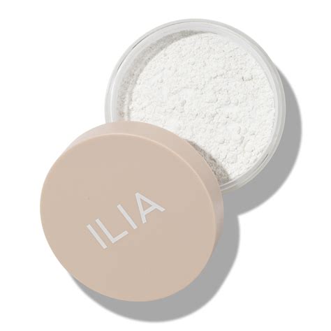 Infographic highlighting the key benefits of Ilia Soft Focus Finishing Powder: pore blurring, makeup setting, weightless feel, skincare ingredients, talc-free, gluten-free.