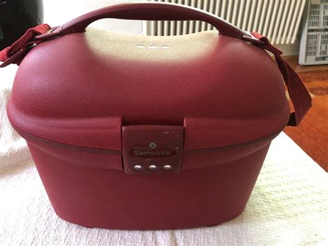 An illustration of a vintage Samsonite beauty case, emphasizing its classic design and durability.