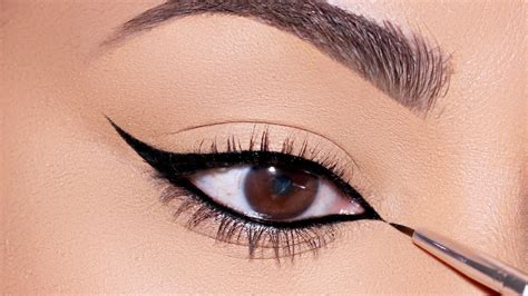 A model demonstrating the cat-eye eyeliner technique.