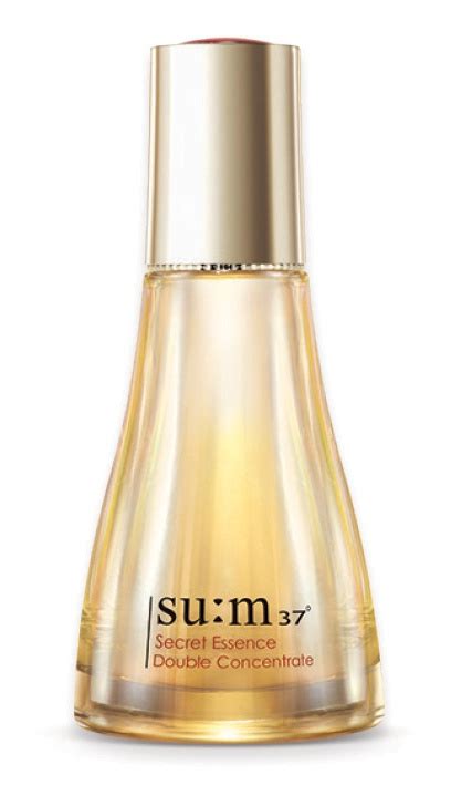 Close-up visual of su:m37° Secret Essence with water droplets, emphasizing its hydrating properties.