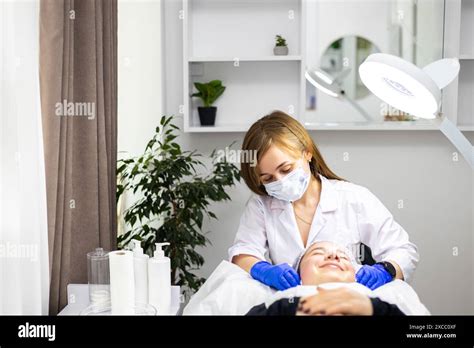 Portrait of Dr. Hu, a professional dermatologist