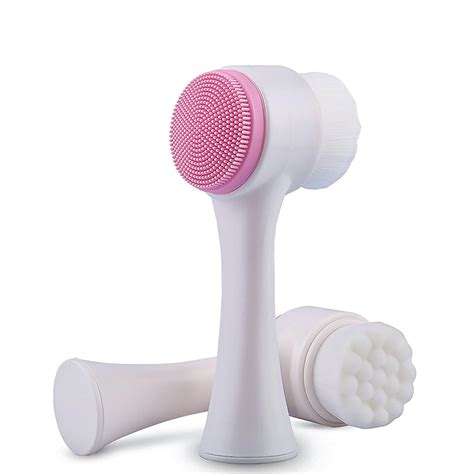 Infographic comparing manual cleansing with a facial cleansing brush