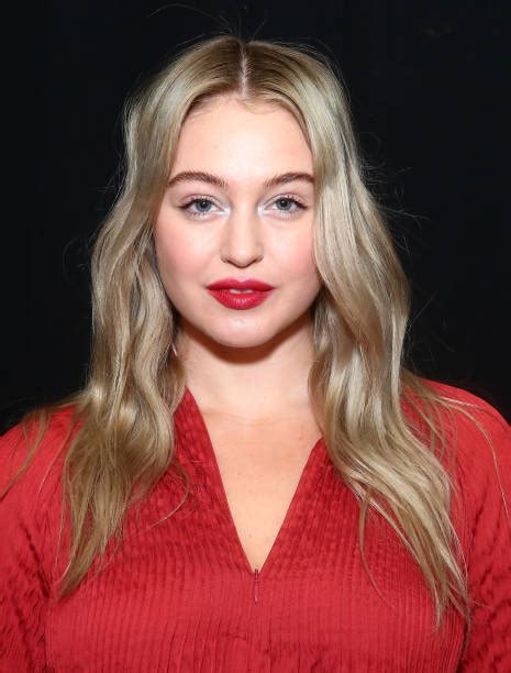 Iskra Lawrence smiling in a photo, with text highlighting her embrace of