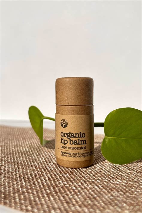 Infographic illustrating the environmental impact of traditional lip balm vs. eco-friendly alternatives.