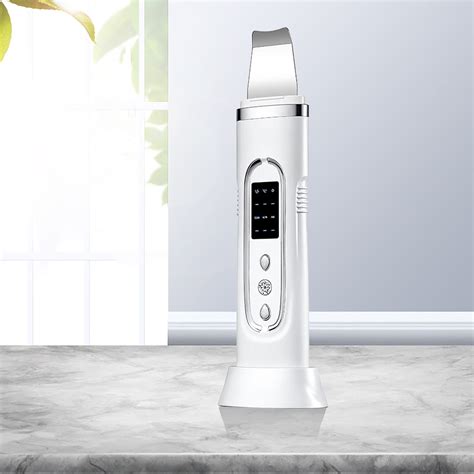 Visual comparison of different blackhead removal methods: pore vacuum, skin spatula, and topical treatments.