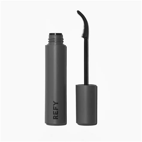 Infographic illustrating the step-by-step application of REFY Lash Sculpt mascara, showing how to use the tip for inner lashes and the curve for outer lashes.