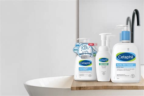 Infographic illustrating the key benefits of Cetaphil cleansers: gentle cleansing, hydration, dermatologist recommendation, and suitability for sensitive skin.