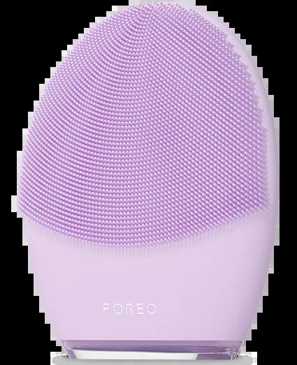 Illustration of the Foreo Luna device with its charger and carrying bag