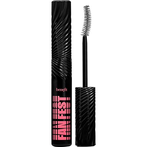 Lashes with Benefit Fan Fest Mascara applied