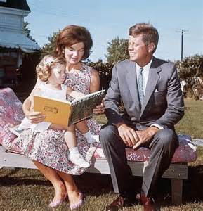 Infographic comparing media coverage of Sarah Palin and Caroline Kennedy's public image.