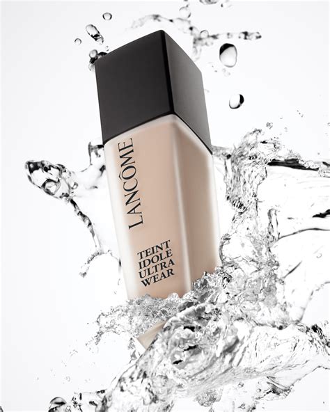 Image of a makeup artist applying Lancôme Teint Idole Ultra Wear foundation with a brush.