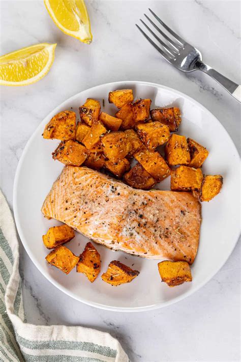 infographic showing beneficial foods for dog skin health: salmon, blueberries, sweet potato, spinach