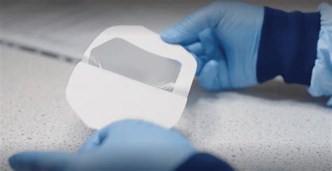 Infographic comparing the properties of silicone, acrylic, synthetic rubber, and hydrocolloid medical adhesives, including adhesion strength, skin-friendliness, and typical applications.