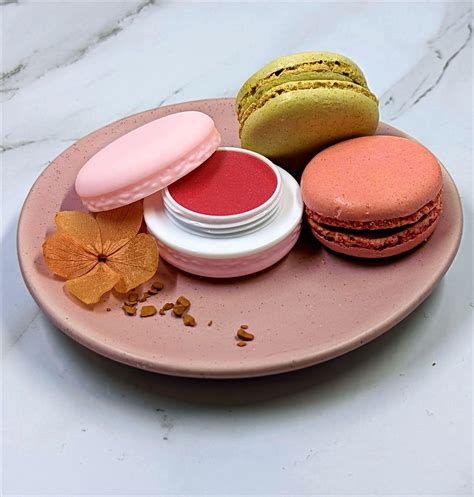 Illustration of a macaron with lip balm ingredients