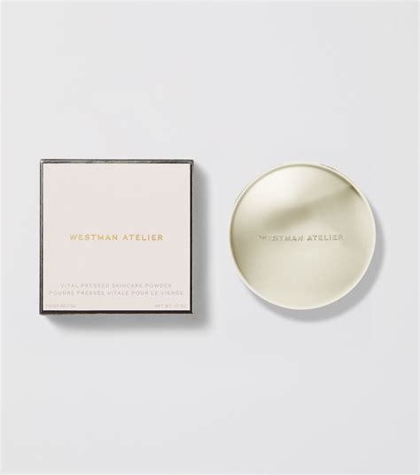 Close-up of the ultra-fine texture of Westman Atelier powder