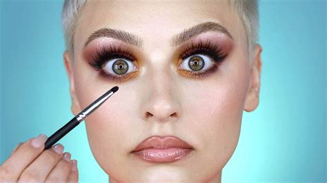 Applying and smudging kohl on the lower lash line