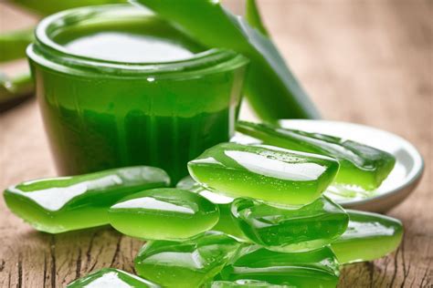 Infographic illustrating the benefits of key ingredients like Aloe Vera, Corn Cob Meal, and Vitamin E in skincare.