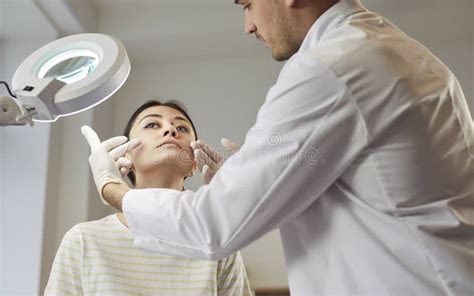 Image of a patient consulting with a surgeon about eyelid surgery