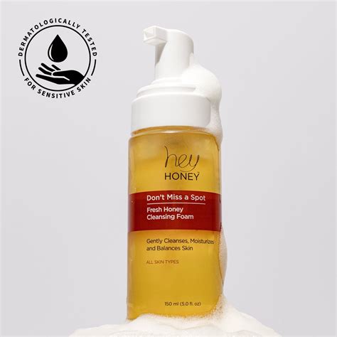 A graphic illustrating the key ingredients of the honey cleansing foam and their benefits.