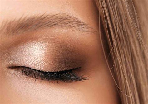 Infographic comparing matte, shimmer, satin, and glitter eyeshadow finishes.